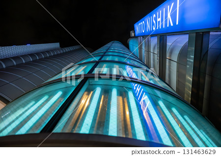 錦的霓虹燈城市景觀 |名古屋榮市夜間的建築外景 131463629