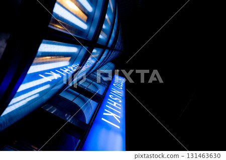 藍色霓虹燈與弧形線條營造都市夜景 | 名古屋錦町未來主義建築外觀 藍色霓虹燈與弧形線條營造都市夜景 | 名古屋錦町未來主義建築外觀 131463630