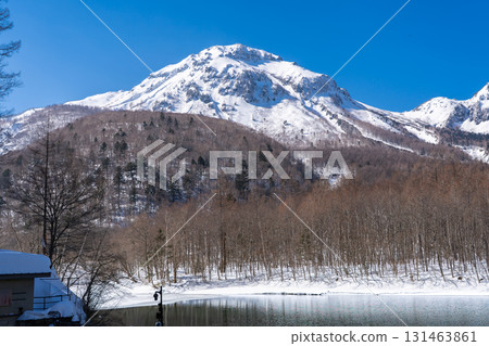 Snow-covered Mount Yakedake: Winter trekking in Kamikochi, Matsumoto City, Nagano Prefecture 131463861
