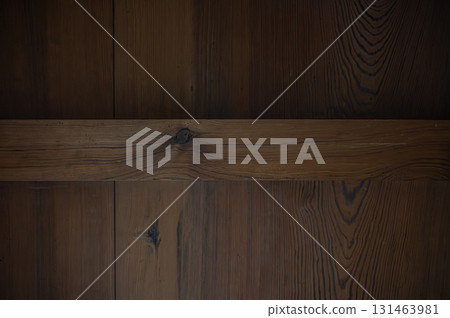 日式建築的木質天花板和橫樑的紋理 | 老房子的溫暖木紋紋理 131463981