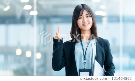 微笑的女人/女商人指路 微笑的女人/女商人指路 131464893