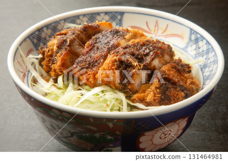 Sauce and bowls 131464981