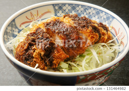 Sauce and bowls 131464982