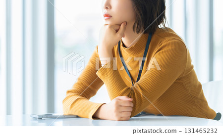 A woman thinking/businesswoman 131465232