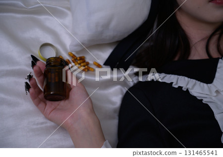 一名地雷女孩躺在床上，拿著藥 131465541