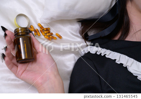 一名地雷女孩躺在床上，拿著藥 131465545