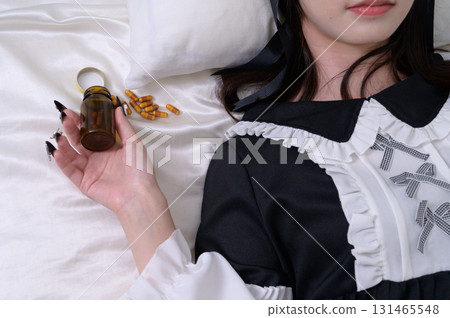 一名地雷女孩躺在床上，拿著藥 131465548