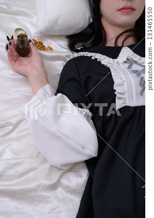 一名地雷女孩躺在床上，拿著藥 131465550