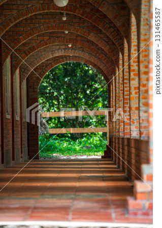 復古風格的建築風景，古色古香的紅磚走廊 131465587