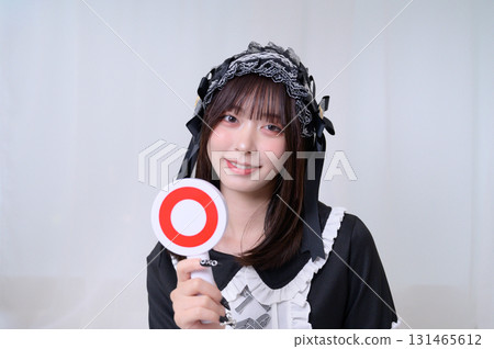 一名女子手持圓圈和十字架 一名女子手持圓圈和十字架 131465612