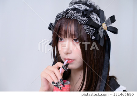 喝能量飲料的地雷女孩 131465690