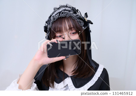 用智慧型手機遮住臉的地雷女孩 用智慧型手機遮住臉的地雷女孩 131465912