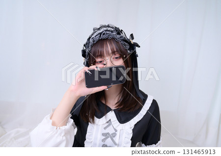 用智慧型手機遮住臉的地雷女孩 131465913