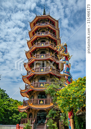 寺廟塔樓在盛夏的藍天下閃閃發光 131466173