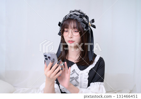 A landmine girl who operates a smartphone 131466451