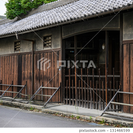 格子門和燒焦的雪松牆的傳統日本房屋的外觀令人印象深刻（瓦片屋頂和木結構之美） 131466599