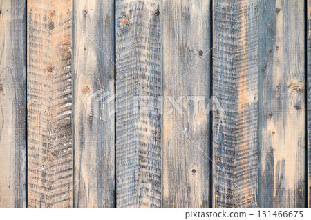 帶有鋸痕和節疤的舊木板紋理（木材紋理隨時間而變化） 131466675