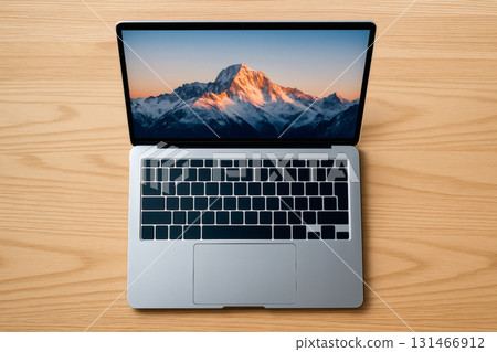 木桌上的筆記型電腦，貼有山景壁紙 131466912