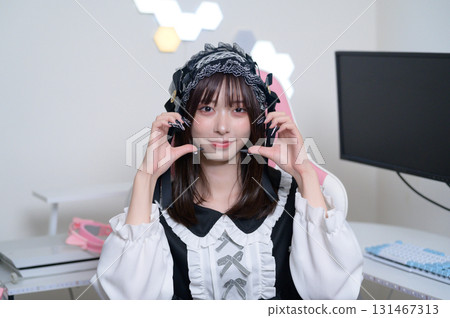 一名地雷女孩看著鏡頭擺姿勢 131467313