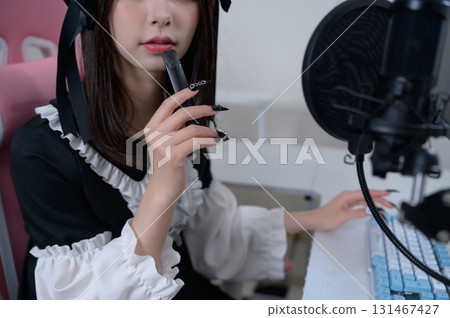 坐在遊戲椅上抽電子煙的地雷女孩 131467427