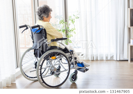 坐在輪椅上的高級 131467905