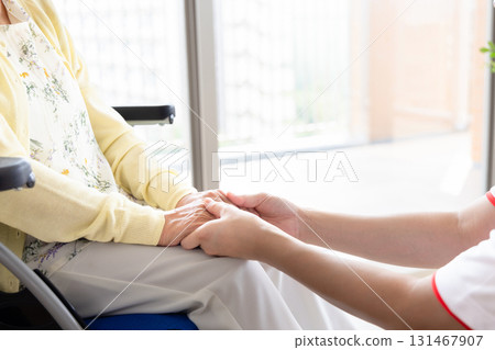 護理人員握住老人的手 131467907