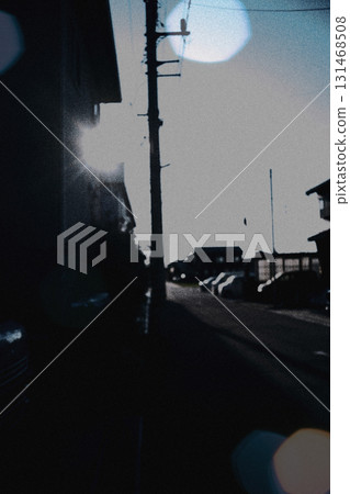 背光城市和電線桿剪影 131468508