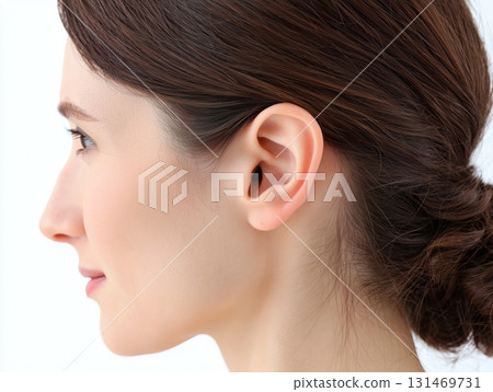 一位女性的側面和耳朵的特寫。與助聽器和耳垢護理等醫療美容相關的圖片。 131469731
