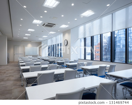 教室式的室內辦公空間,明亮的會議室配有空桌椅,可用於舉辦研討會、培訓演示等。 教室式的室內辦公空間,明亮的會議室配有空桌椅,可用於舉辦研討會、培訓演示等。 131469744