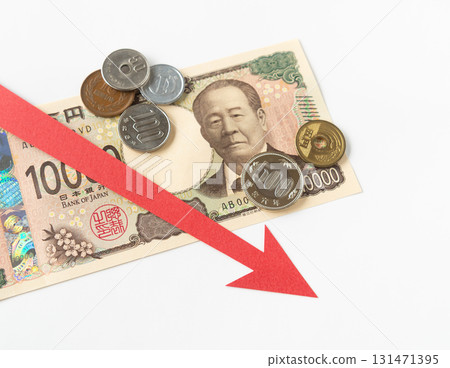 10,000 yen bill and falling arrow, downward, banknote, downward 131471395