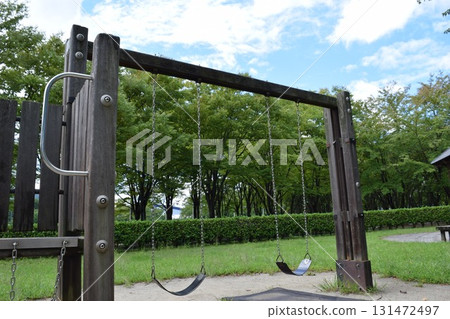 兒童公園的木製遊樂場 131472497