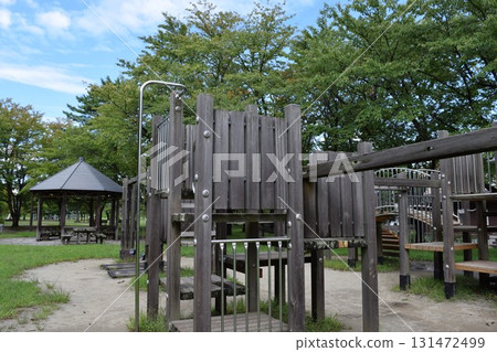 兒童公園的木製遊樂場 兒童公園的木製遊樂場 131472499