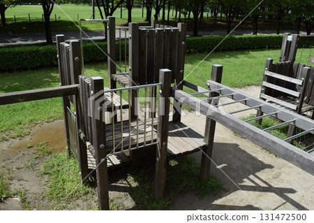 兒童公園的木製遊樂場 兒童公園的木製遊樂場 131472500