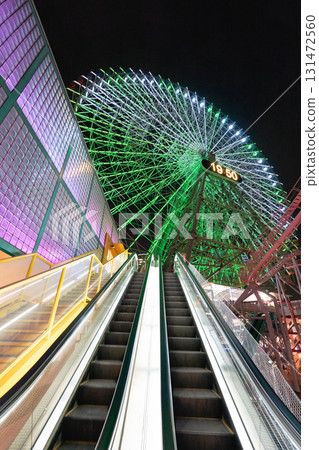 Yokohama Cosmo World's escalators and Ferris wheel Cosmo Clock 21 131472560