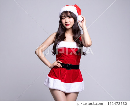 聖誕老人服裝的一名婦女 131472580