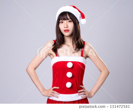 角色扮演聖誕老人的女人 角色扮演聖誕老人的女人 131472581