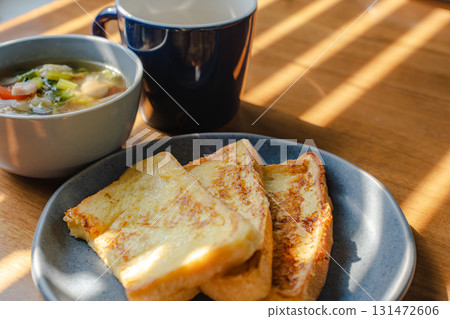 法式吐司、蔬菜湯和咖啡早餐套餐 131472606