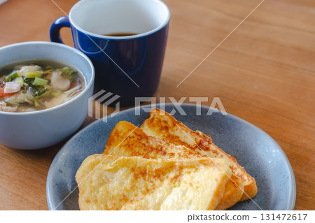 法式吐司、蔬菜湯和咖啡早餐套餐 131472617