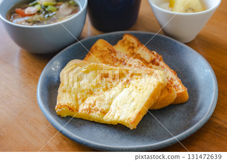 一份健康的早餐，包括法式吐司、湯、咖啡和水果 131472639