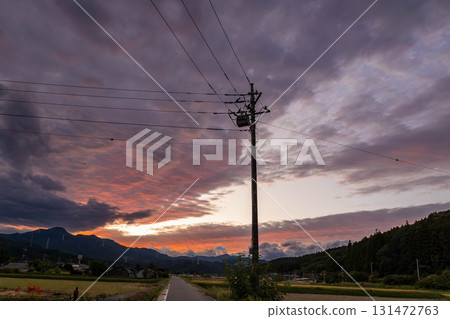 美麗的夕陽天空和電線桿的輪廓 美麗的夕陽天空和電線桿的輪廓 131472763