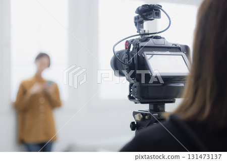 女性拍攝視頻 女性拍攝視頻 131473137