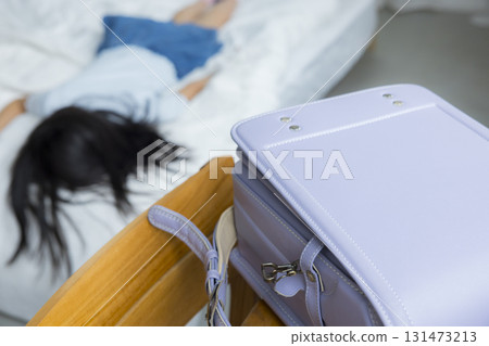 家裡一個沮喪的小學生 家裡一個沮喪的小學生 131473213