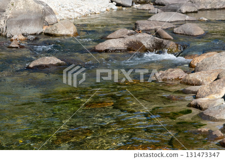 流動在岩石之間的河 131473347