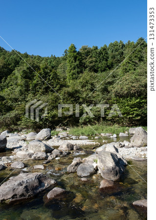 一條河流流經藍天和青山 一條河流流經藍天和青山 131473353