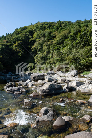 一條河流流經藍天和青山 131473372
