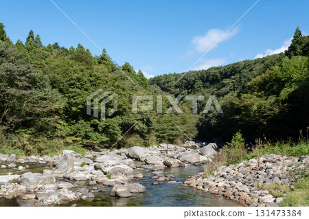 一條河流流經藍天和青山 131473384