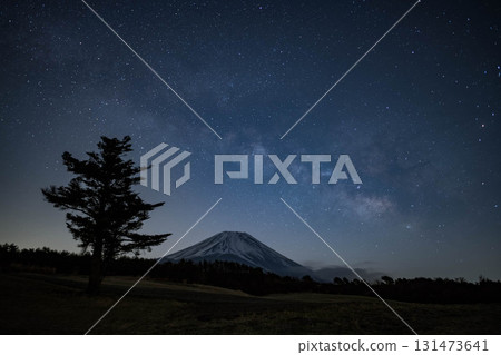 靜岡縣富士宮市的星空和富士山 131473641