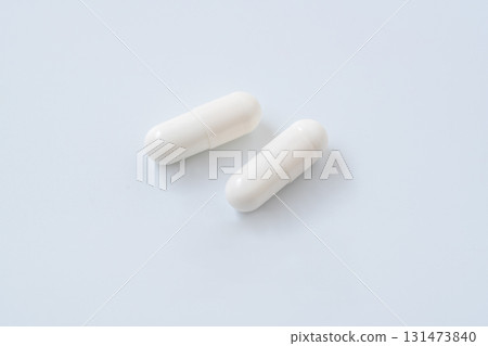Simple background photo of white capsule pills Simple background photo of white capsule pills 131473840