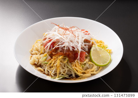 辣醬冷麵(以辣醬、番茄、蔥絲、雞蛋、小黃瓜製成) 辣醬冷麵(以辣醬、番茄、蔥絲、雞蛋、小黃瓜製成) 131473899