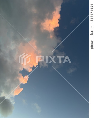 Clouds illuminated by the setting sun (Miyakojima City, Okinawa Prefecture) Clouds illuminated by the setting sun (Miyakojima City, Okinawa Prefecture) 131474454